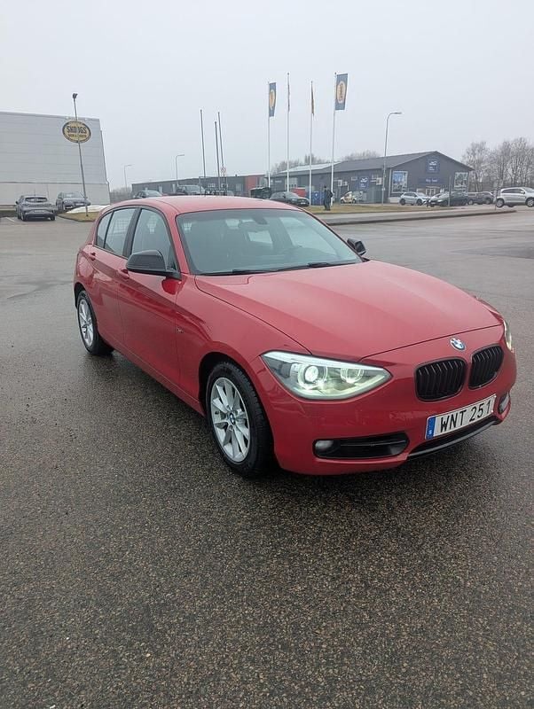 Begagnad BMW 120 Sport Line 184 HK (135 kW) 2014 Bmw karmesin rot Halvkombi