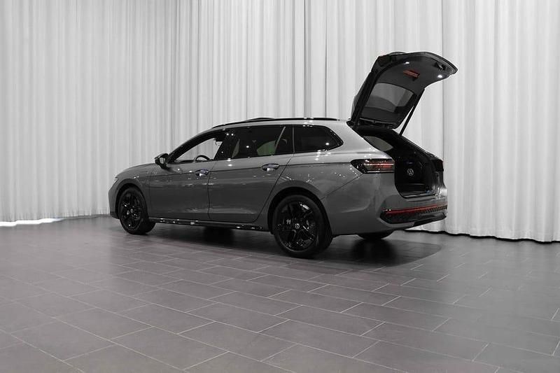 Ny VW Passat R-line 177 HK (130 kW) 2025 Diabase grey metallic Kombi
