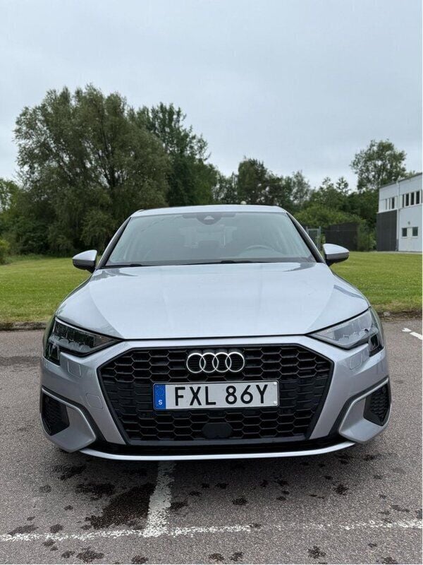 Silver Begagnad 2022 Audi A3 Sportback Comfort Halvkombi | 249 900 kr (Marknadspris) - Bild 1/4