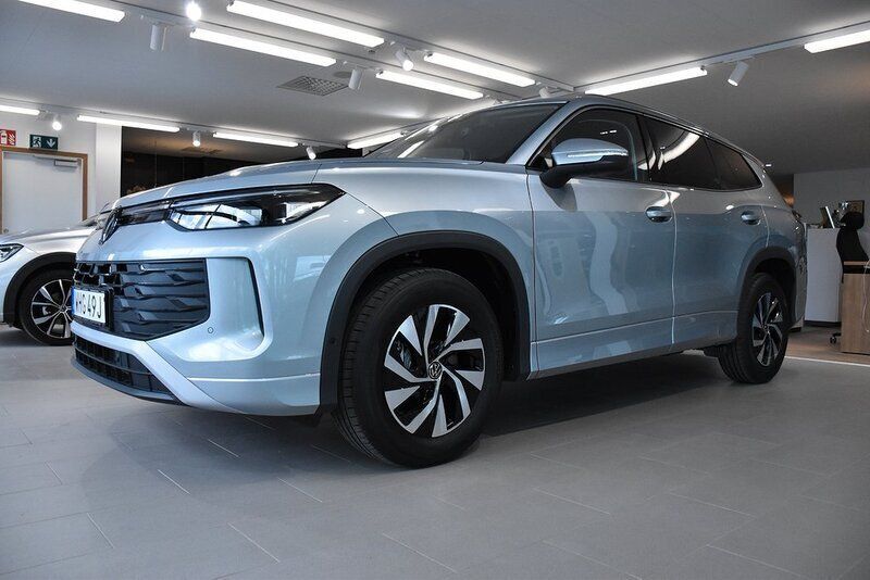 Silver (oyster silver metallic ) Ny 2025 VW Tayron Edition SUV | 451 300 kr (Marknadspris) - Bild 1/3