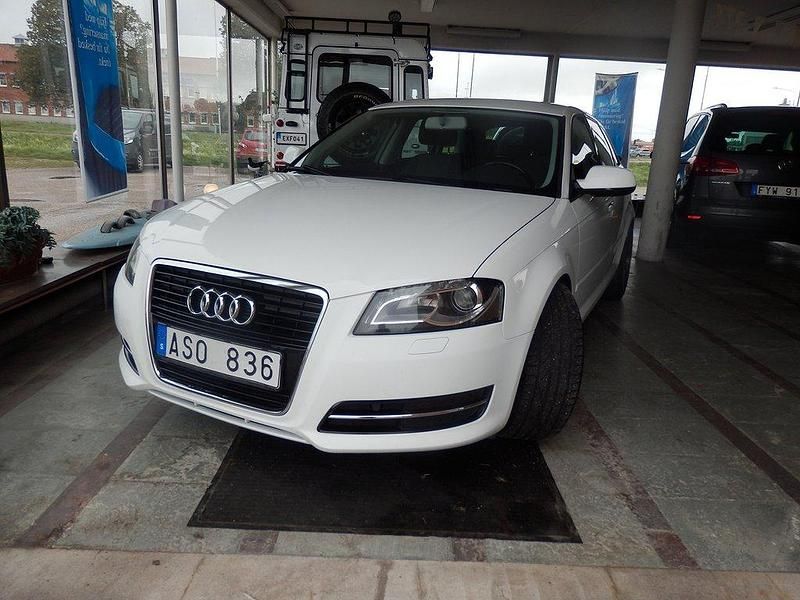 Vit Begagnad 2010 Audi A3 Sportback Attraction Halvkombi | 75 000 kr (Marknadspris) - Bild 1/4