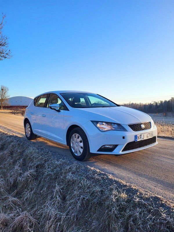 Vit Begagnad 2013 Seat Leon Style Halvkombi | 59 600 kr (Marknadspris) - Bild 1/4