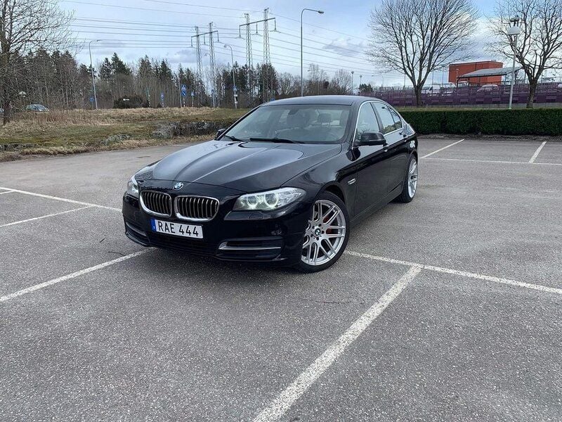 Svart Begagnad 2015 BMW 520 Sedan | 170 000 kr (Marknadspris) - Bild 1/4