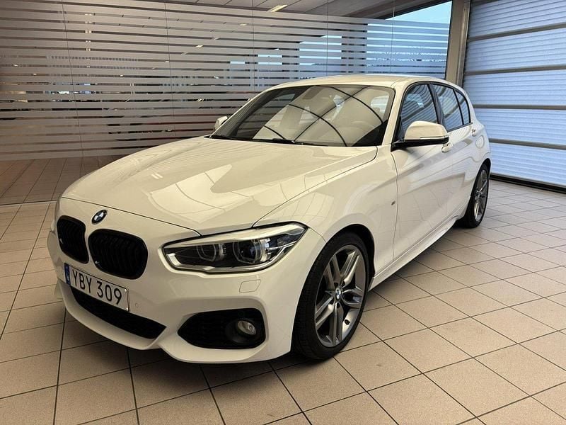Vit Begagnad 2016 BMW 120 M Sport Halvkombi | 214 900 kr (Marknadspris) - Bild 1/4