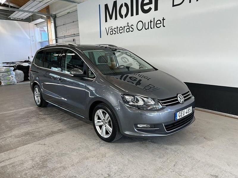 Mörkgrå (indium gray) Begagnad 2016 VW Sharan Highline Minibuss | 219 900 kr (Marknadspris) - Bild 1/3