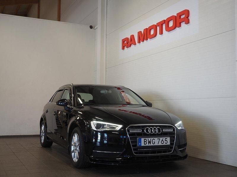 Svart Begagnad 2015 Audi A3 Sportback Attraction Halvkombi | 119 900 kr (Marknadspris) - Bild 1/3