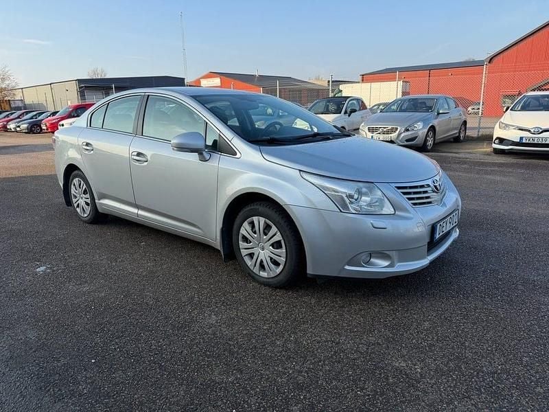 Begagnad Toyota Avensis 147 HK (108 kW) 2010 Silver Sedan