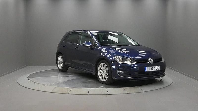 Mörkblå Begagnad 2014 VW Golf VII Halvkombi | 149 000 kr (Marknadspris) - Bild 1/4