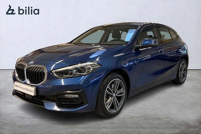 Blå Begagnad 2022 BMW 118 Sport Line Halvkombi | 229 000 kr (Marknadspris) - Bild 1/4