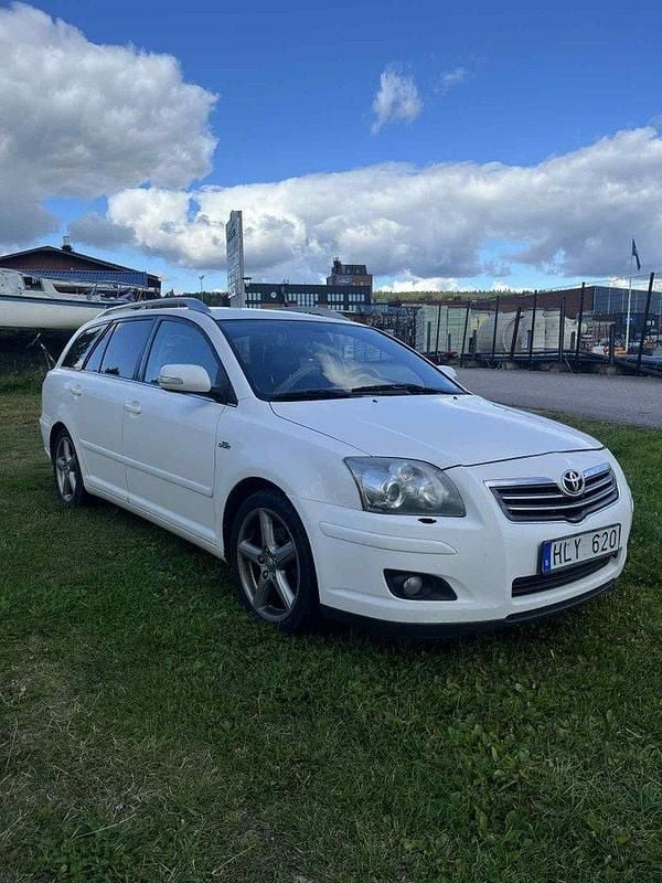 Vit Begagnad 2008 Toyota Avensis Kombi | 22 000 kr (Marknadspris) - Bild 1/4