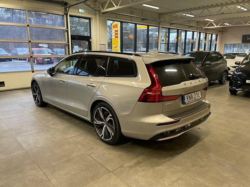 Begagnad Volvo V60 Ultimate 310 HK (228 kW) 2023 Silver Kombi