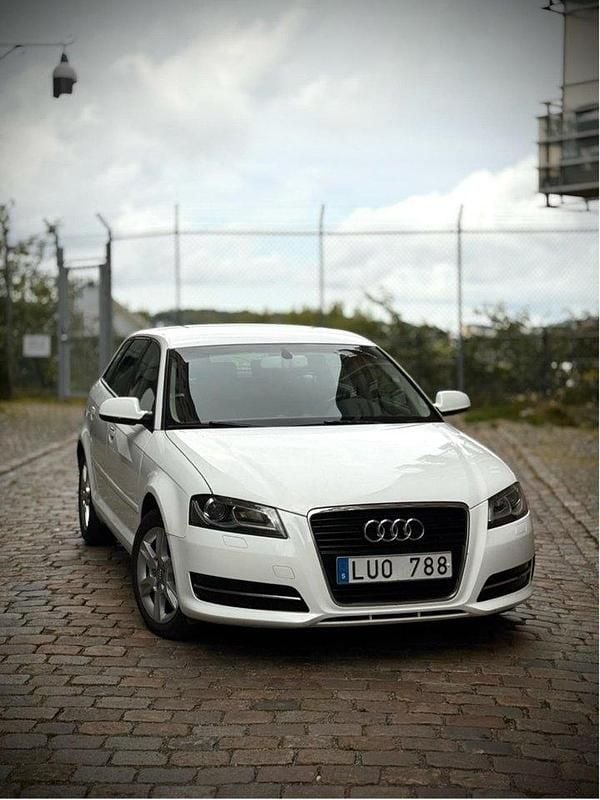 Vit Begagnad 2012 Audi A3 Sportback Attraction Halvkombi | 69 000 kr (Marknadspris) - Bild 1/3
