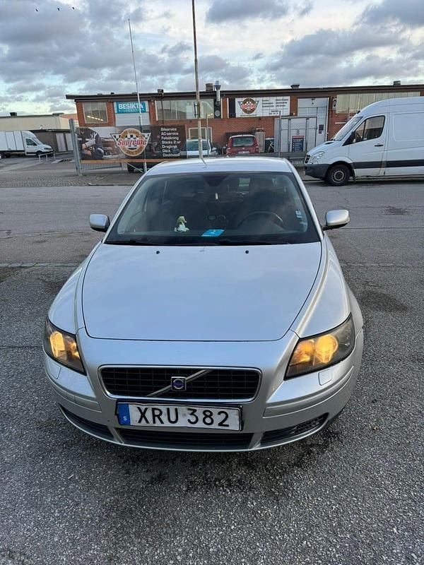 Ljusgrå Begagnad 2006 Volvo S40 Sedan | 32 000 kr (Marknadspris) - Bild 1/4