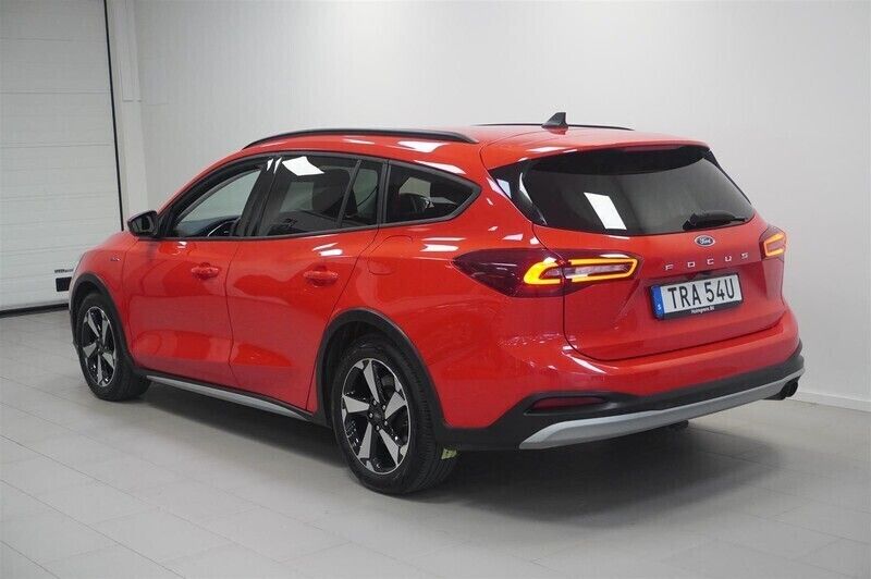Begagnad Ford Focus Active 125 HK (91 kW) 2023 Röd/orange Kombi