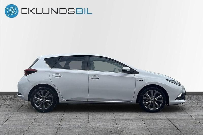 Begagnad Toyota Auris Hybrid Executive 136 HK (100 kW) 2016 Vit Halvkombi