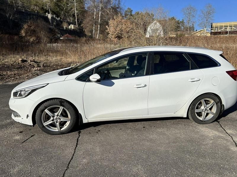 Vit Begagnad 2014 Kia Ceed Sportswagon Comfort Kombi | 49 500 kr (Marknadspris) - Bild 1/4