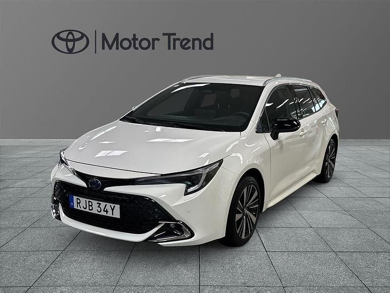 Vit Ny 2025 Toyota Corolla Style Kombi | 379 900 kr (Lite dyr) - Bild 1/4