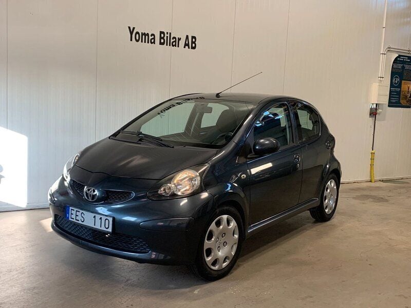 Mörkgrå (grå) Begagnad 2006 Toyota Aygo Halvkombi | 39 900 kr (Bra pris) - Bild 1/4
