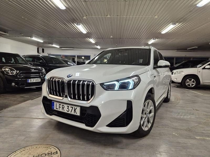 Vit Begagnad 2023 BMW X1 M Sport SUV | 449 500 kr (Bra pris) - Bild 1/4