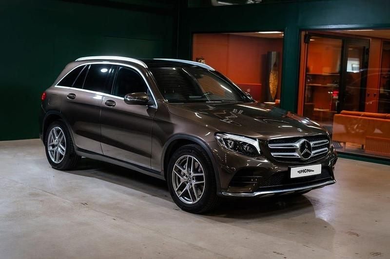Mörkbrun (brun) Begagnad 2017 Mercedes GLC250 AMG SUV | 269 900 kr (Marknadspris) - Bild 1/4