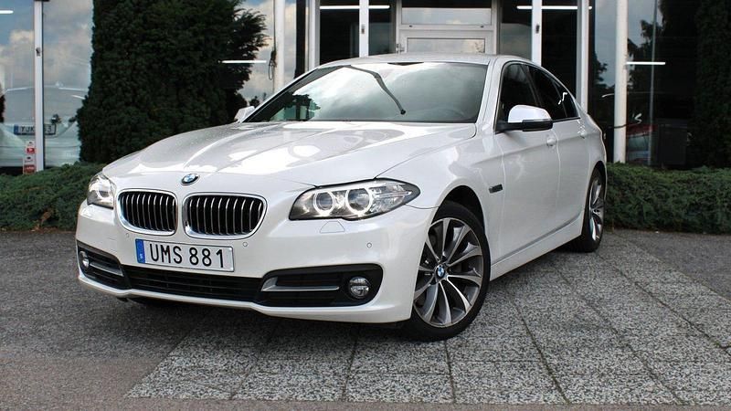 Vit Begagnad 2016 BMW 520 Sedan | 214 900 kr (Marknadspris) - Bild 1/4