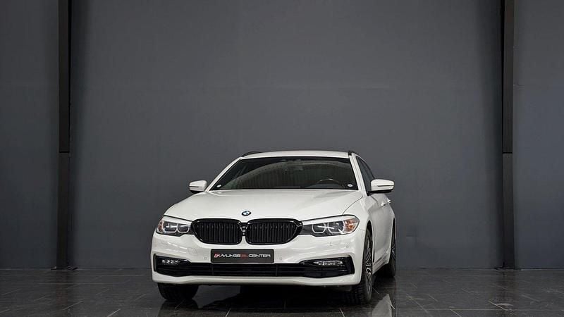 Vit Begagnad 2018 BMW 520 Sport Line Kombi | 249 900 kr (Lite dyr) - Bild 1/4