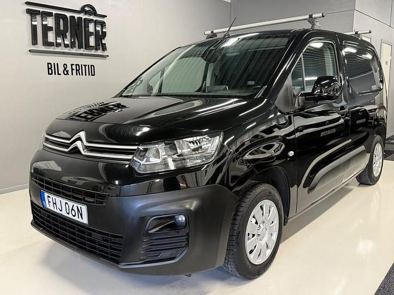 Svart Begagnad 2022 Citroën Berlingo Minibuss | 129 000 kr (Marknadspris) - Bild 1/4
