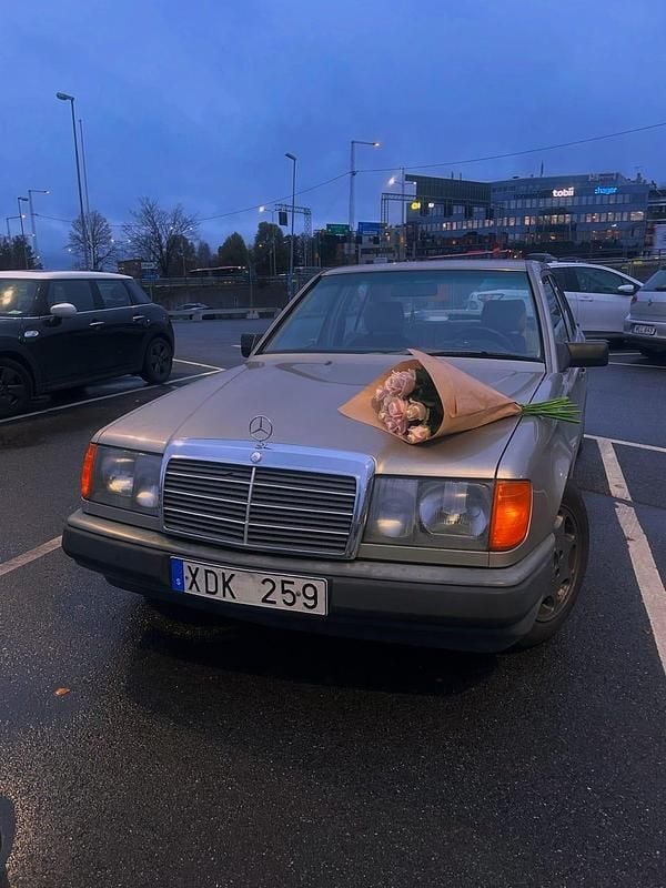 Begagnad 1987 Mercedes E260 Sedan | 65 000 kr - Bild 1/4