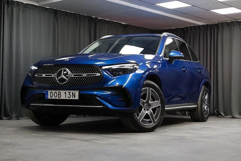 Blå Begagnad 2023 Mercedes GLC300e Advanced SUV | 679 000 kr (Dyr) - Bild 1/4