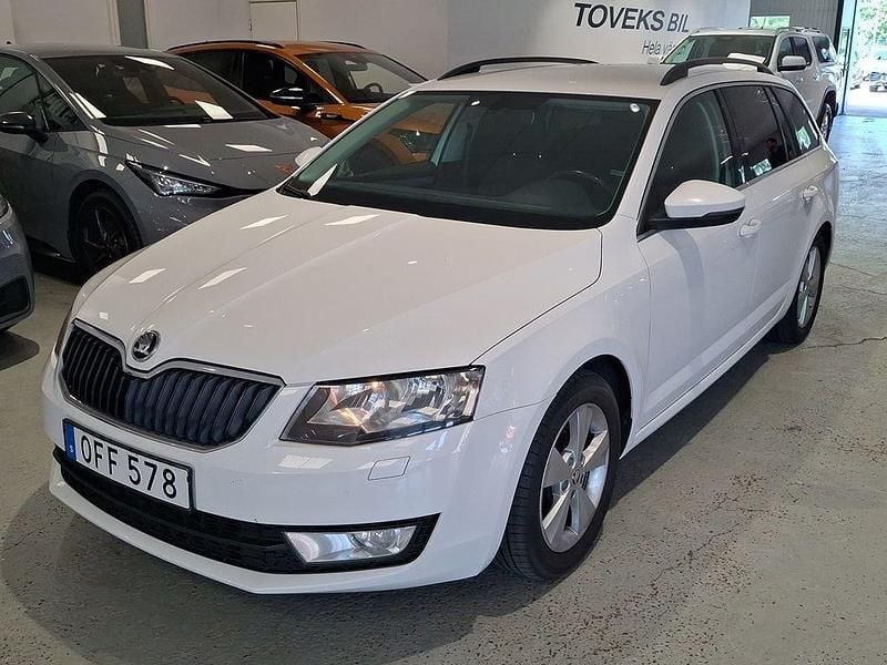 Vit Begagnad 2017 Skoda Octavia GreenLine Kombi | 119 900 kr (Marknadspris) - Bild 1/4