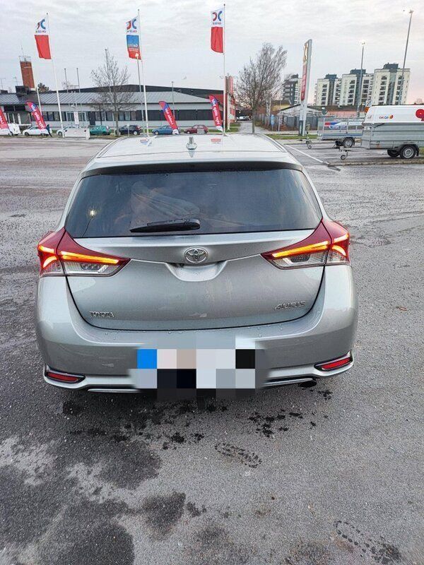 Grå Begagnad 2015 Toyota Auris Active Halvkombi | 103 000 kr (Marknadspris) - Bild 1/4