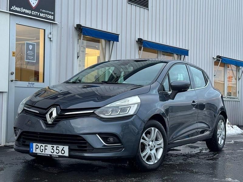 Grå Begagnad 2017 Renault Clio IV Intens Halvkombi | 84 900 kr (Marknadspris) - Bild 1/4
