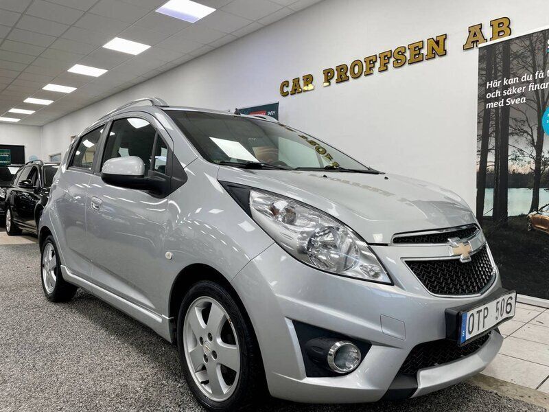 Grå Begagnad 2012 Chevrolet Spark Halvkombi | 39 900 kr (Marknadspris) - Bild 1/4