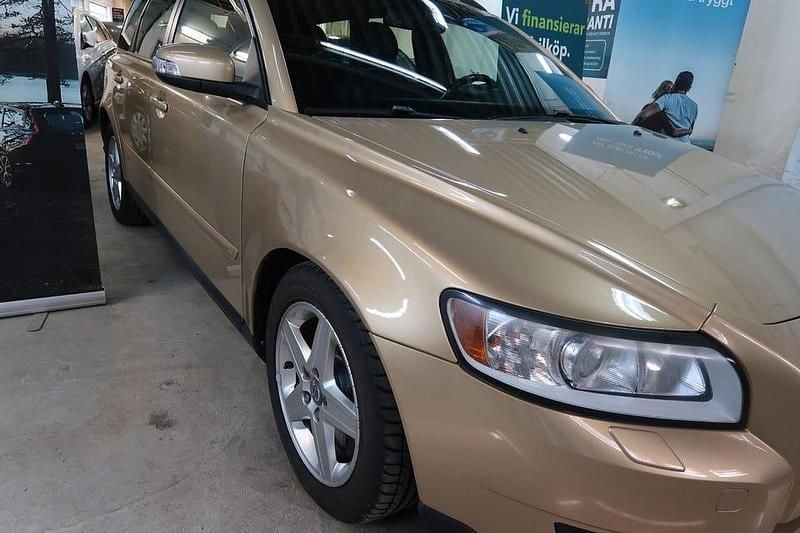 Begagnad Volvo V50 Kinetic 141 HK (103 kW) 2008 Ljusbrun (brun) Kombi