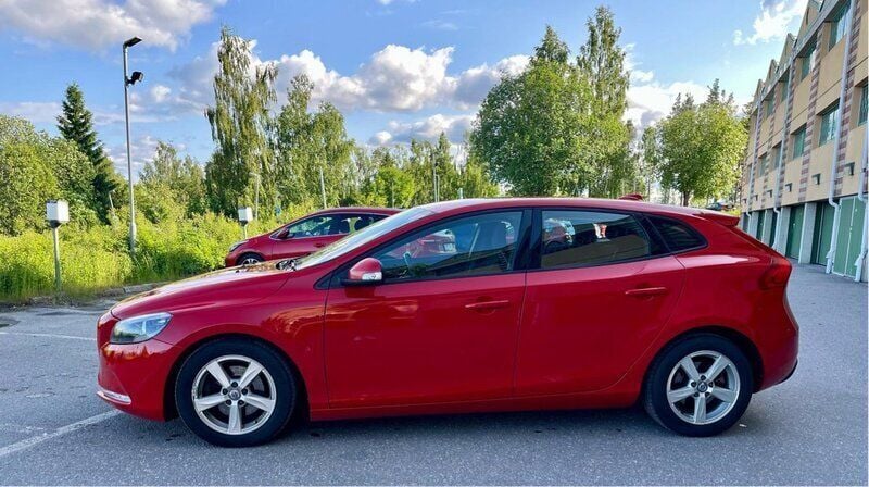 Röd Begagnad 2015 Volvo V40 Kinetic Kombi | 110 000 kr (Bra pris) - Bild 1/2