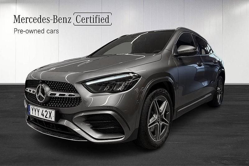 Gråmetallic Begagnad 2024 Mercedes GLA200 SUV | 439 000 kr (Marknadspris) - Bild 1/4