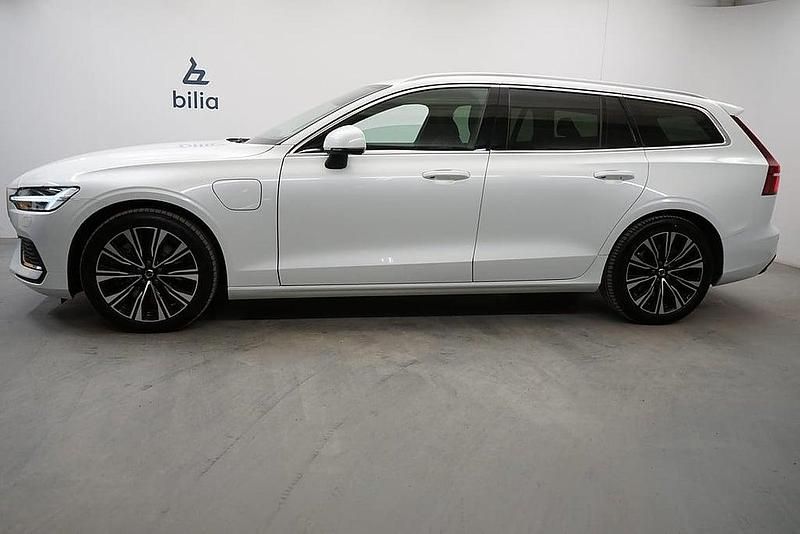 Begagnad Volvo V60 Core 253 HK (186 kW) 2022 Vit Kombi