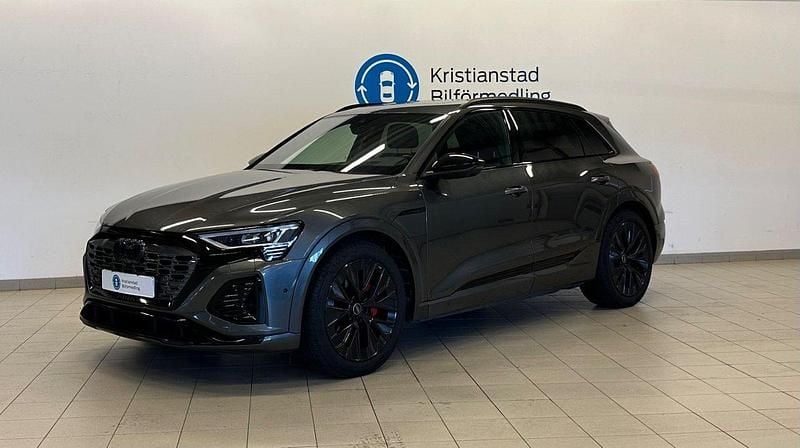 Grå Begagnad 2023 Audi Q8 e-tron S-Line SUV | 599 900 kr (Superpris) - Bild 1/4