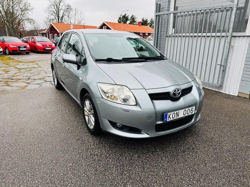 Grå Begagnad 2009 Toyota Auris Plus Halvkombi | 69 900 kr (Marknadspris) - Bild 1/4