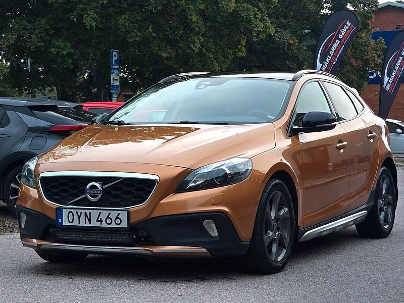 Brun Begagnad 2013 Volvo V40 CC Summum Kombi | 119 999 kr (Dyr) - Bild 1/4