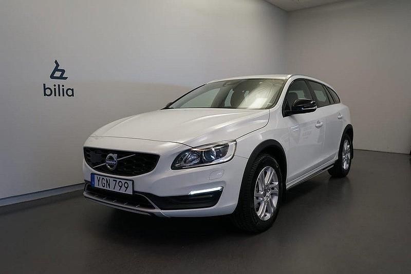 Vit Begagnad 2016 Volvo V60 CC Business Edition Kombi | 189 500 kr (Lite dyr) - Bild 1/3