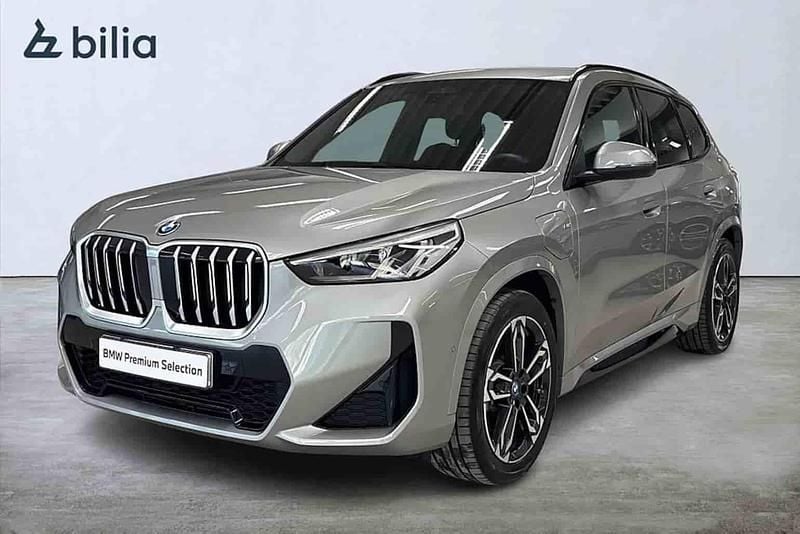 Grå Begagnad 2025 BMW X1 SUV | 569 900 kr - Bild 1/1
