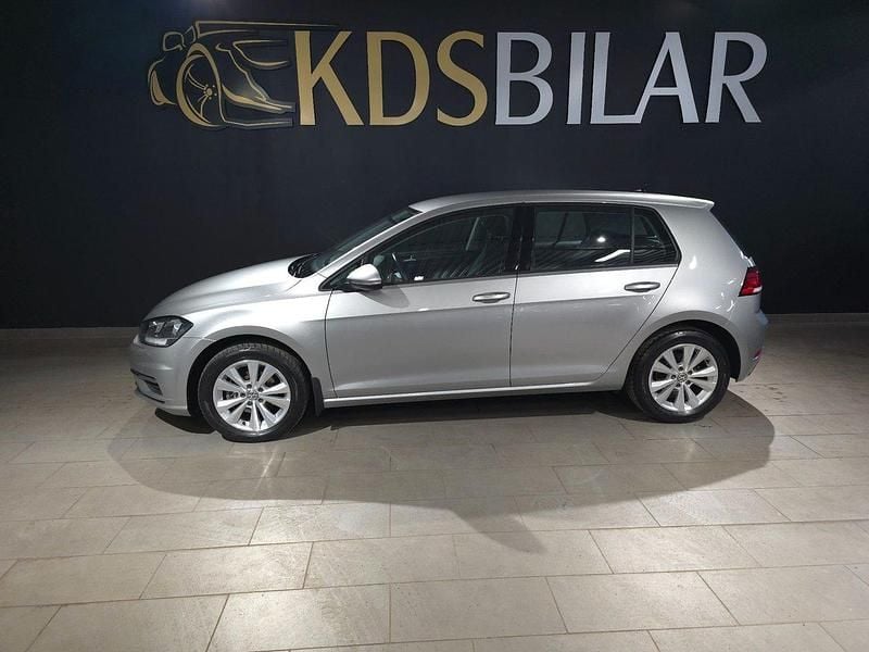 Silver Begagnad 2018 VW Golf VII Comfortline Halvkombi | 169 500 kr (Marknadspris) - Bild 1/4