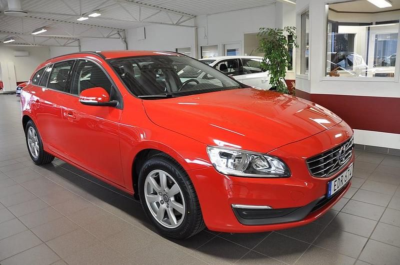 Röd Begagnad 2013 Volvo V60 Kinetic Kombi | 129 500 kr (Marknadspris) - Bild 1/4