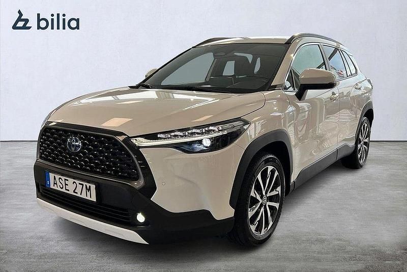 Vit Begagnad 2023 Toyota Corolla Cross Plus SUV | 374 800 kr (Marknadspris) - Bild 1/3