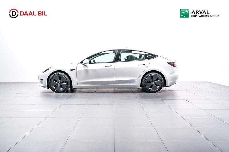 Vit Begagnad 2021 Tesla Model 3 Standard Range Plus Sedan | 250 000 kr (Bra pris) - Bild 1/4