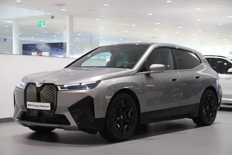 Grå Begagnad 2022 BMW iX Comfort Edition SUV | 899 000 kr - Bild 1/3