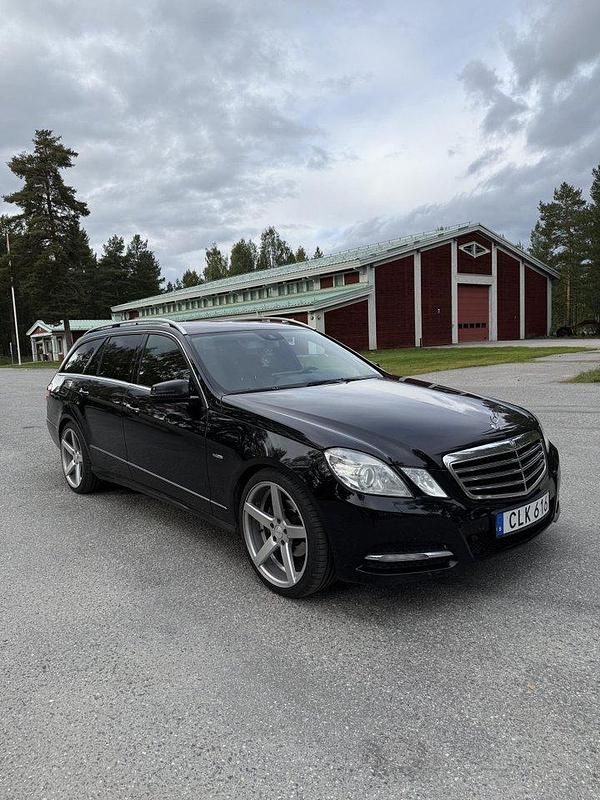 Svart Begagnad 2012 Mercedes E220 Avantgarde Kombi | 105 000 kr (Dyr) - Bild 1/4