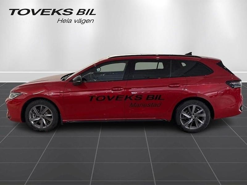 Begagnad VW Passat R-line 177 HK (130 kW) 2025 Chili red metallic Kombi