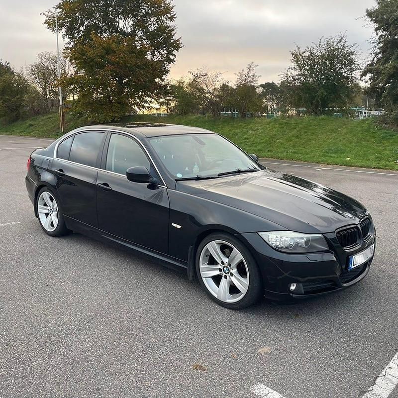 Svart safir metallic Begagnad 2009 BMW 325 Sedan | 80 000 kr (Marknadspris) - Bild 1/4